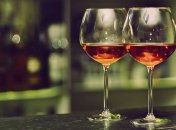 Ученые рассказали, что ежедневный бокал вина на ночь разрушает женский мозг