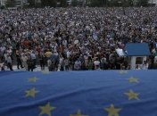 В Греции тысячи людей требуют остаться в еврозоне