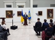 Порошенко обещает на утверждение государственного языка не один, а 10 лет