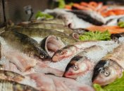 Хитрий кулінарний трюк допоможе почистити рибу