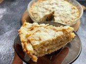 Пирог можно подать как к семейному чаепитию, так и к праздничному столу