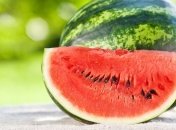 Диетологи рассказали, кому нужно есть арбузы