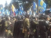 Под Радой начались столкновения между митингующими и правоохранителями