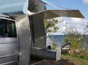 Компания Queensize Camper спроектировала выдвижную кухню в авто 