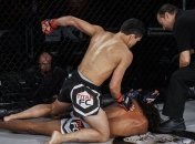 Боец ММА трижды сдался, но судья даже не думал останавливать бой (Видео)