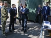 Полторак и Зеленский осмотрели жилые модули для военных в ООС