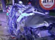Водителя увезли в критическом состоянии: в серьезном ДТП в Киеве машину смяло пополам (фото)