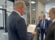 Путін отримує медаль від Патрушева