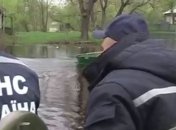 Из-за подтопления люди плавают на лодках 