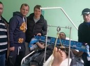 Футболисты "Днепра" проведали украинских бойцов в госпитале