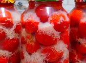 Мариновані помідори з часником