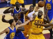 Леброн Джеймс разбил голову во время матча (Видео)