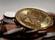 Криптовалюта: Биткоин "рухнул" на четверть