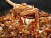 С жареным луком ваши блюда станут вкуснее