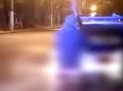 В Одессе пьяный водитель разбил топором автомобиль (Видео)