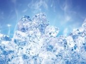 Ученые выяснили, почему поверхность льда мокрая