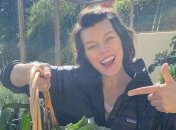 Ничто не сравниться: Мила Йовович показала, как развлекается на карантине