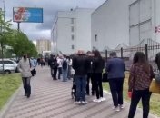 Вакцинация идет полным ходом: огромную очередь у МВЦ в Киеве сняли с воздуха на видео