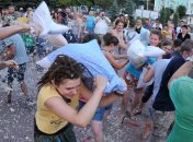В Луганске устроили массовый бой подушками