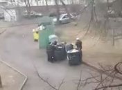 Этого не покажут по ТВ: в Минске сняли на видео роющихся в мусорнике пенсионеров