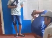 Мама кричала на дочку и таскала ее за ухо: очевидцы сняли видео, но в конфликт не вмешивались