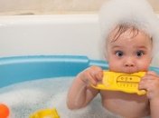 Медики рассказали, как часто нужно купать детей