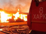 В Харькове произошел эпичный пожар: огонь уничтожил здание площадью с два баскетбольных поля (фото, видео)