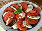 Закуска з помідорів та сиру доречна на будь-якому столі