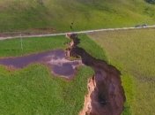 В Новой Зеландии появилась гигантская трещина на поле 