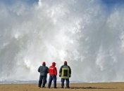 В Португалии 7 студентов смыло волной в океан