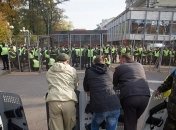 Участники митинга вернулись к зданию Рады и сворачивают флаги