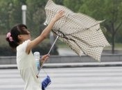 Люди пропадают без вести, 53 рейса задержаны из-за шторма в Китае