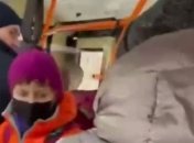 Женщины устроили драку в троллейбусе из-за замечания ребенку: видео происшествия в Одессе попало в сеть