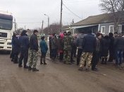 В Николаевской области жители перекрыли трассу с требованием ее ремонта