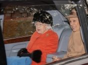 Не сдержала слово: королева Елизавета II не отказалась от меха (Видео)