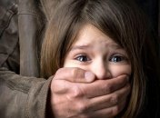 Одна з дівчаток втекла і покликала на допомогу