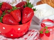 Медики рассказали о клубничной диете