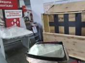 Лобовое стекло легковушки упаковали то ли в гроб, то ли в шкаф