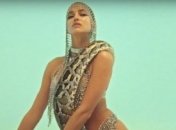 Напів гола Ірина Шейк у відвертій фотосесії з пітоном (Відео)