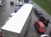 Настоящая украинская авария: момент столкновения злостных нарушителей ПДД в Киеве сняли на видео