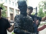 Возле Кабмина мужчина разгуливал с автоматом Калашникова