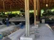 Сотрудники СБУ осматривают бронетехнику