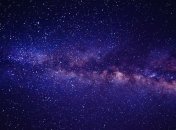 Черная дыра и нейтронная звезда сливаются в плотном звездном