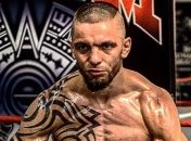 Украинский боксер показал пачки денег, заработанные на проигрыше Ломаченко (видео)