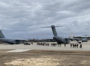 Посадка у військово-транспортний літак