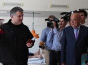 Аваков посетил раненых в перестрелке в Мукачево силовиков