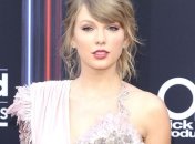 Тейлор Свифт упала на сцене во время своего выступления (Видео)