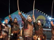 Реконструктори в бойових костюмах кипчакських тюрків