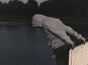 В Киеве прыжок мужчины с Пешеходного моста попал на видео: похоже на попытку самоубийства