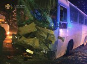Передню частину автобуса зім’яло під час зіткнення